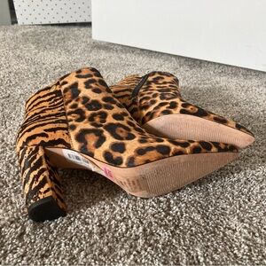 Leopard boots Antonio Melani. Brand new never worn. Size 8. Heel:3 inch